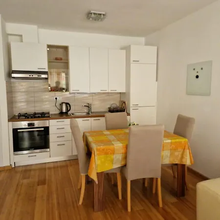 Apartment Rita Near Trstenik Beach Split