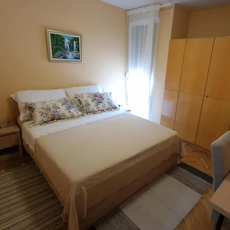 Apartment Rita Near Trstenik Beach Split